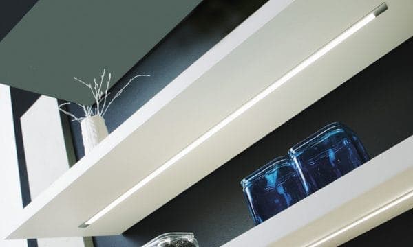 LED.Leuchte LD8003E eingebaut im Regal Ladenbau Warenpräsentation