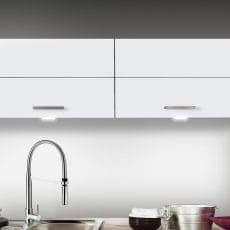 LED-Leuchte LD8044 angebaut unter Küchenoberschrank erleuchtet die Arbeitsfläche