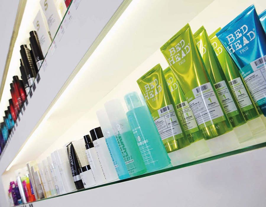 Innenausbau Frisörsalon Beleuchtete Regale