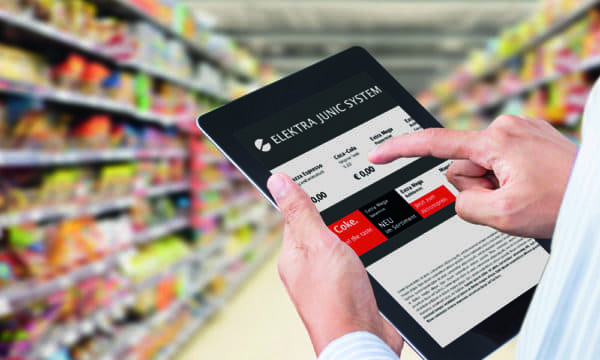 Licht und digitale Anzeigen im Regal zentral steuern.