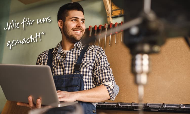 Tischler benutzt den ELEKTRA Leuchten Konfigurator